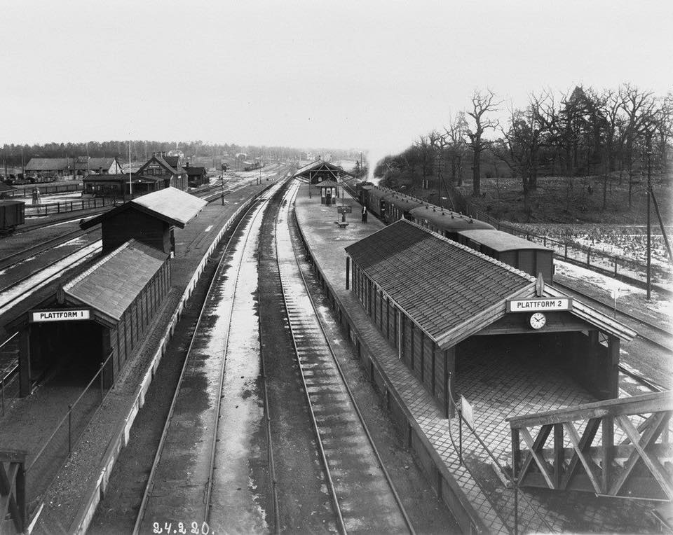Älvsjö station 1920. Utsikt över perrongerna från gångbron.